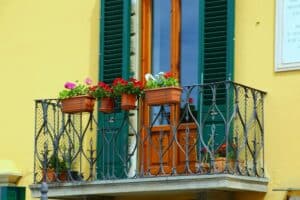 Huerto Urbano en Balcones: Gu&iacute;a Completa para Principiantes